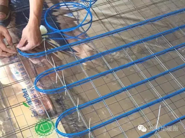 造价也较高,实际使用不多.下图是电地暖的凹槽固定方式.