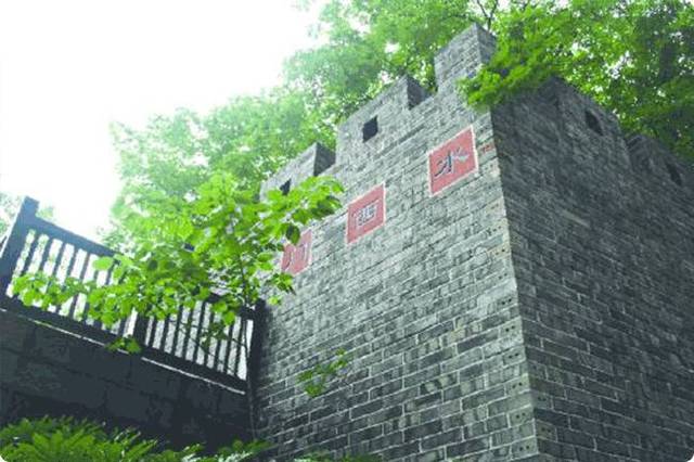 历经千年,成都的古城墙只剩下残垣断壁