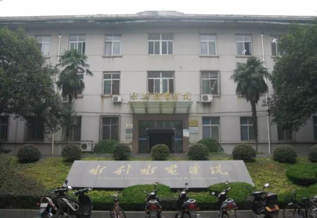 有句话说,在八九十年代的高校改革中,武汉大学的刘道玉校长在实践,而
