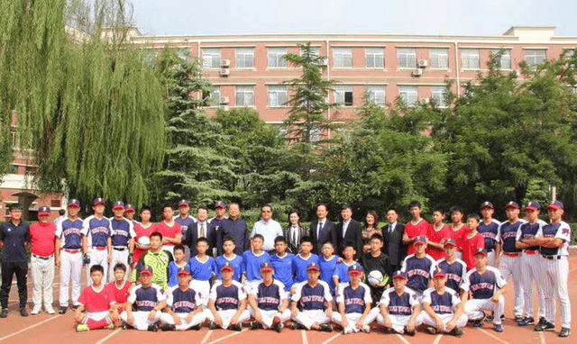 现代中国教育家刘利民先生视察建业外国语中学