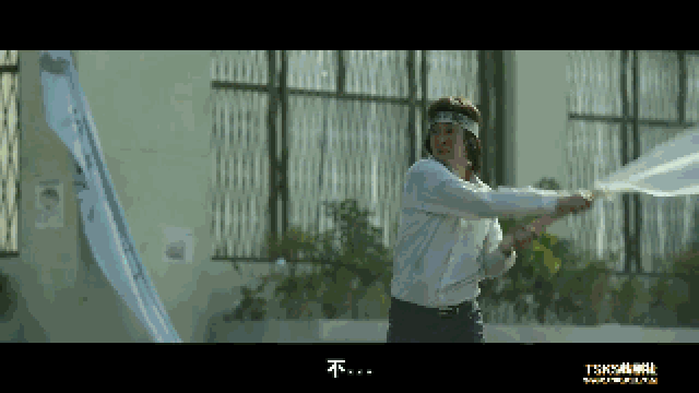军人持枪,对手无寸铁的老百姓进行无差别开枪射击,在密集的开枪中