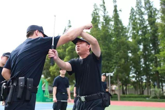 嘹亮的口号,虎虎生威的警体拳,威武不凡的警棍盾牌术,t型警棍术