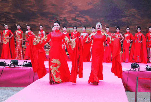 赛马:万人唱国歌,国际小姐养眼,奖品丰厚!武汉国庆特别赛马日精彩纷呈