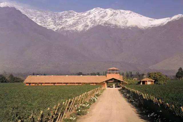 valley)附近冒起,这一时期的酒庄建筑和葡萄酒风格都与法国极其相智利