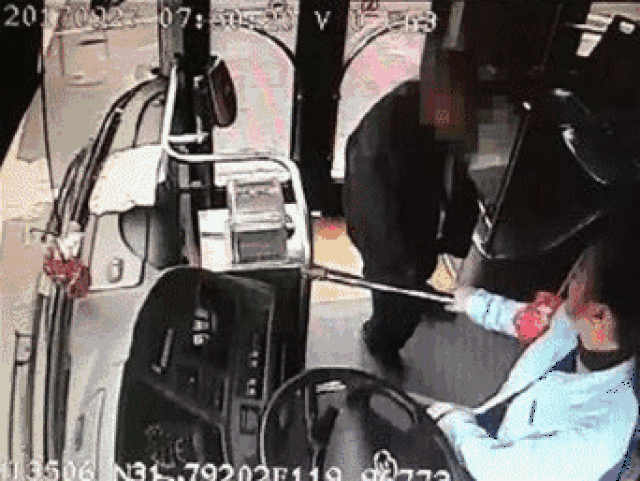 女司机收到乘客送的一盒月饼,里面竟是5000元现金!