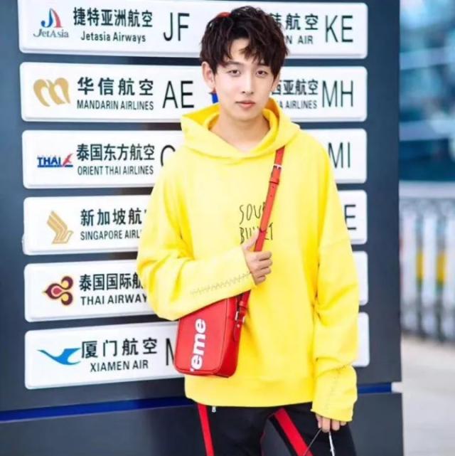 还有一位"戏精"主持人齐思钧,机场街拍从北京首都机场拍到了米兰街头