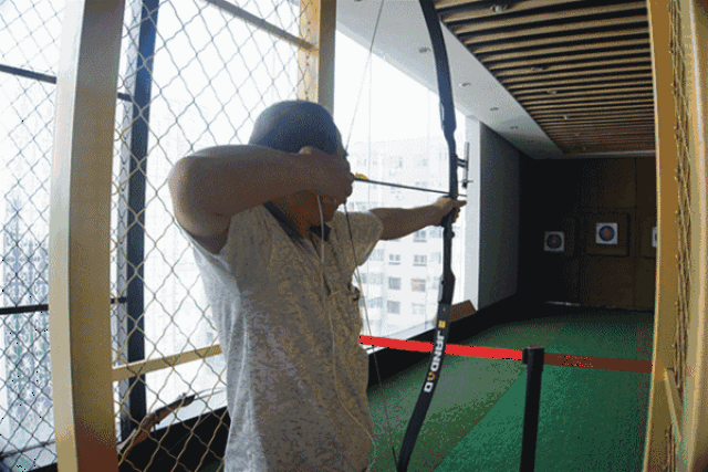 除了各项益智游戏 射箭也是这里的招牌 10米的标准箭道,现场专业的