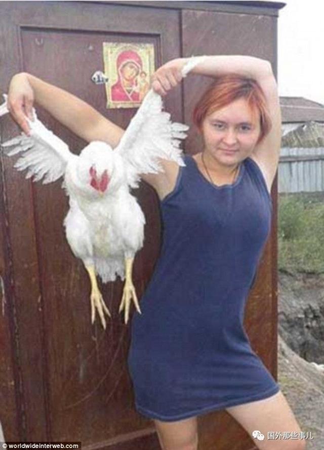 一位姑娘抓着一只鸡,是想展示自己的杀鸡技能吗?