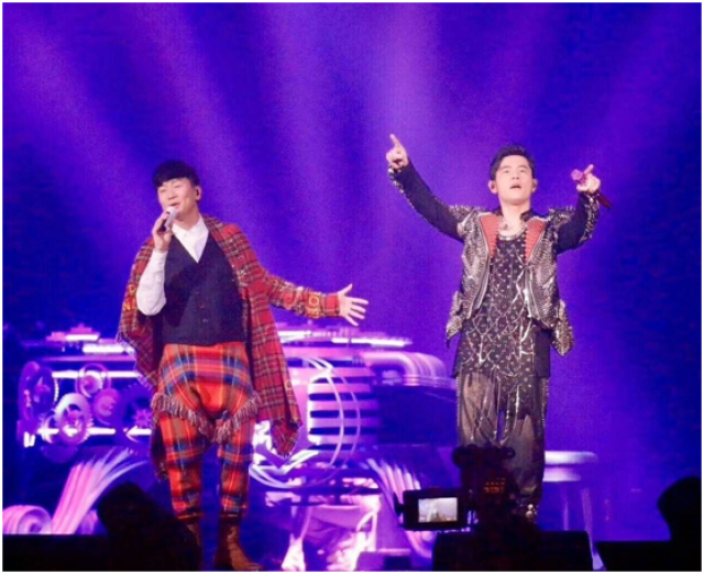周杰伦攻蛋第2天,请来金曲歌王林俊杰当嘉宾,2人首次在台北同台