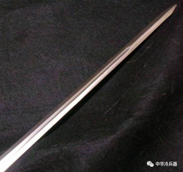 巴顿剑是一款非常 典型的直刃骑兵刀,全长94厘米,刀刃笔直,刀身近似于