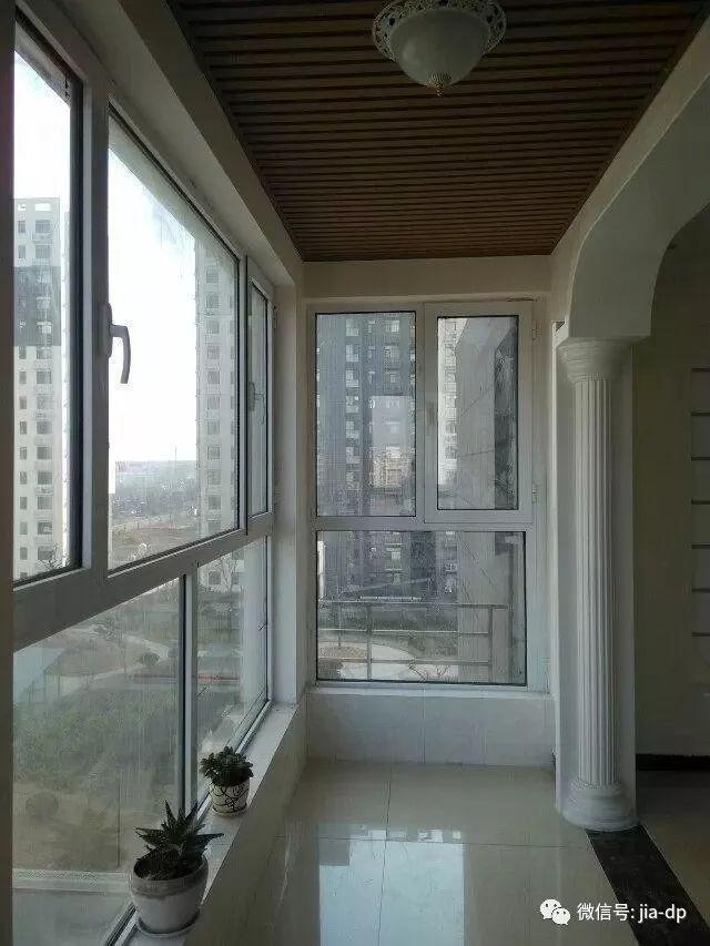 阳台,三面都是玻璃的设计,保证了客厅的光线,但包进客厅以后也为空调
