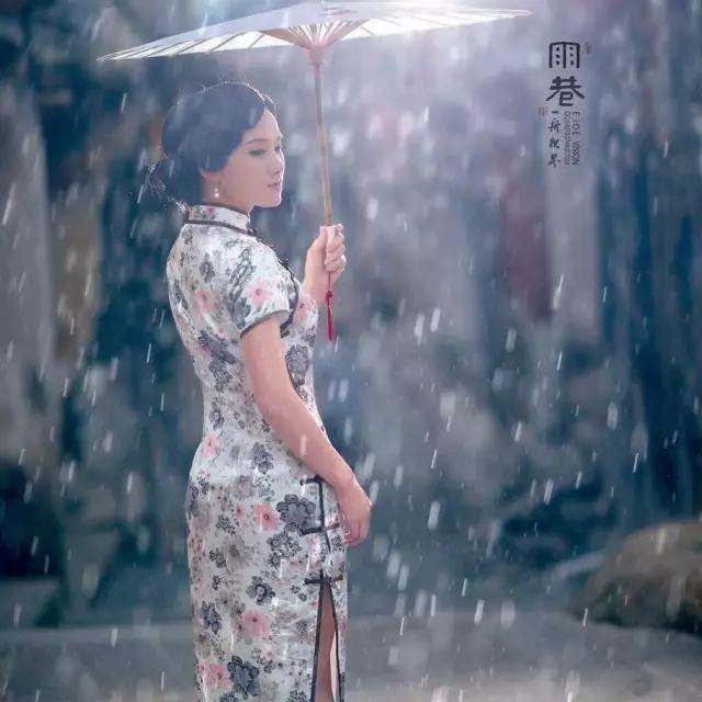 油纸伞,开在雨中的花