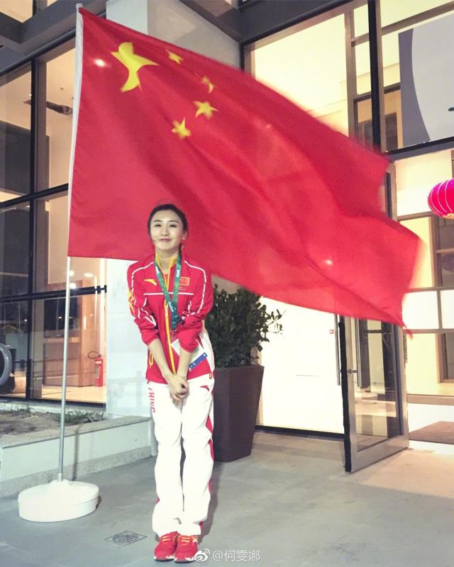 何雯娜国旗下合影庆国庆 祝祖国繁荣昌盛