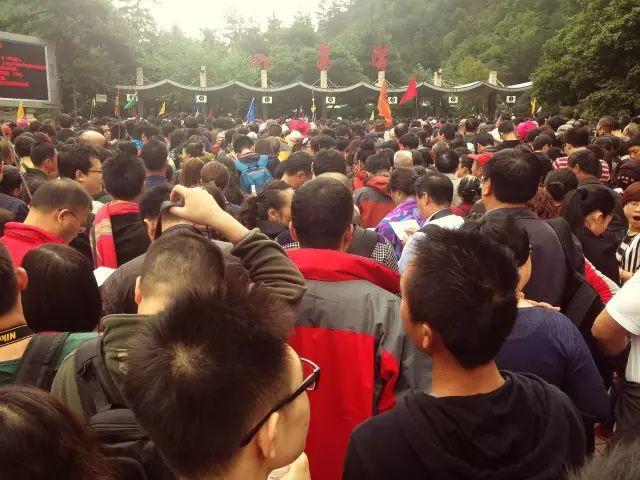 2号在家看各地景区排队▼