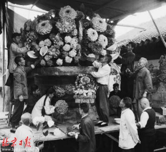 8 /20 1961年,国庆节前北京绢花厂在赶制大花篮.