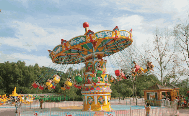 游乐园 是一个无论大人小孩都喜欢去的地方 摩天轮,旋转木马,过山车