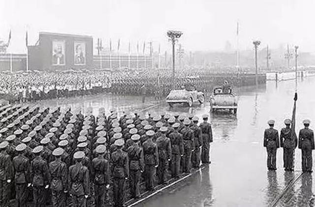 1950年十一是新中国的第一个国庆节,盛大的阅兵式上,驾驭白色骏马而来