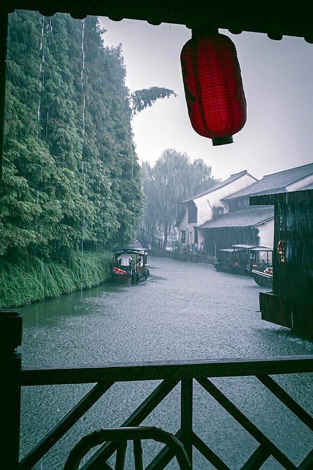 乌镇乌镇的雨天少了聒噪的游客,淋湿了的石板路上印着万家灯火