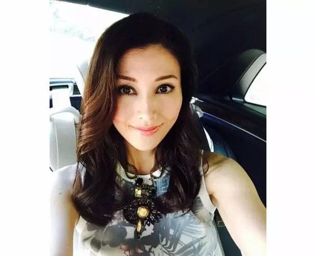 压轴的当然就是大美人李嘉欣,同夺香港小姐冠军同华姐冠军,多年来均被