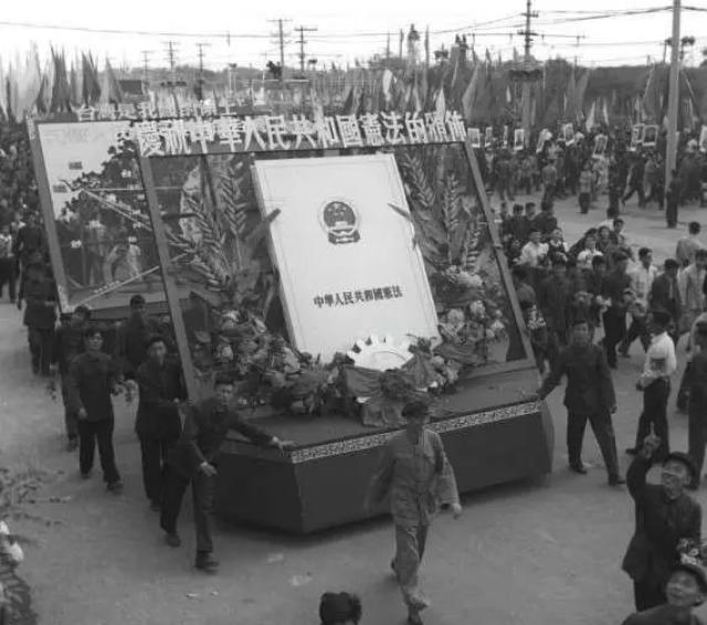 1954年新中国第一部宪法诞生.图为大学生们的游行,庆贺宪法诞生.