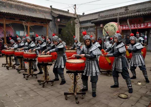 大同云冈文化旅游活动月现场 皇城相府景区举办了绛州鼓乐表演,非遗