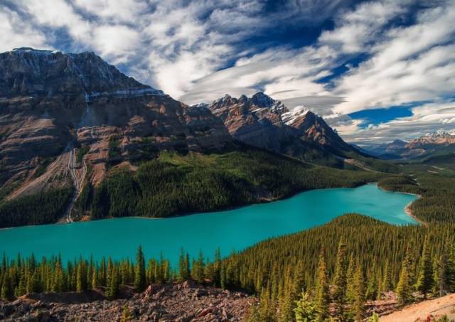 班夫(banff) 它盘卧在落基山脉的脚下, 是一个飘在蓝天,高山, 绿地和