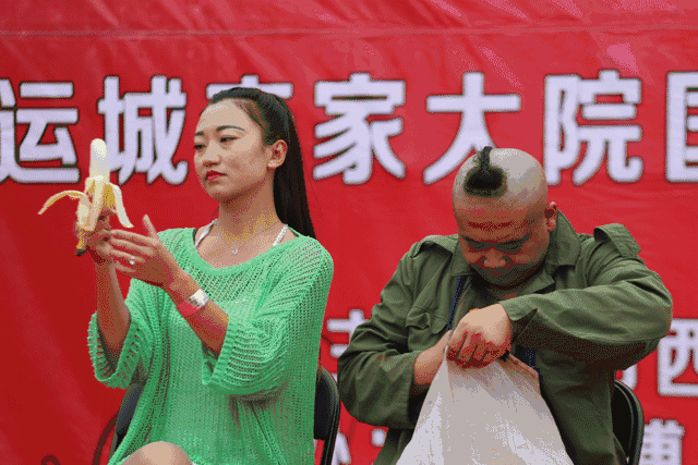 头条| 国庆第一天,李家大院惊现