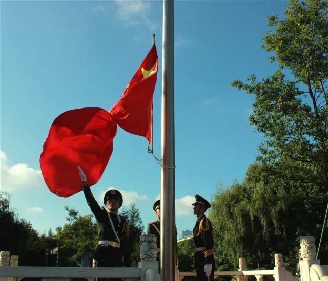 随着中华人民共和国国歌的奏响,五星红旗冉冉升起