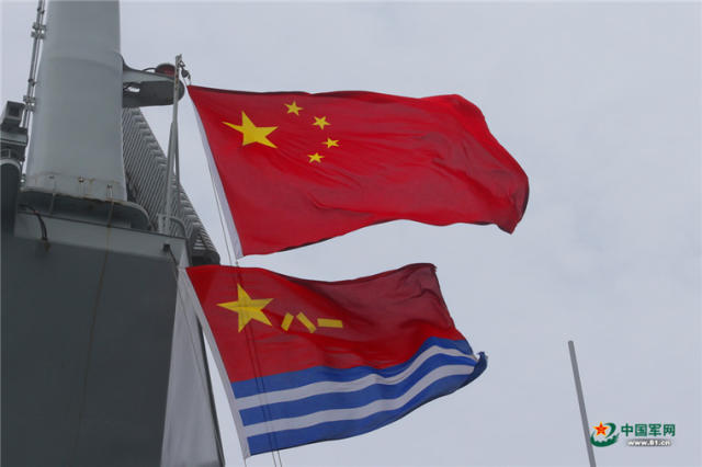 鲜艳的五星红旗和人民海军军旗迎风招展.解放军报记者 李三红