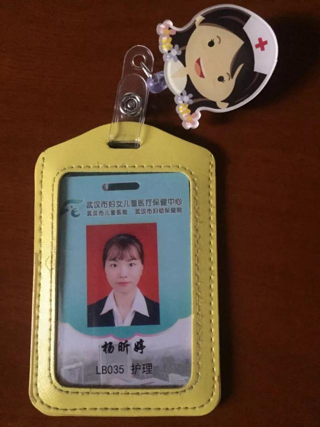 描述:本人于昨晚在三湖连江附近捡到一个黑色包包,内有身份证,工作证