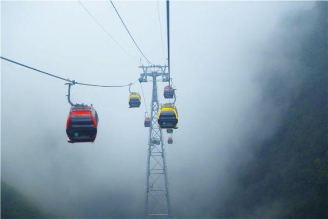 10月2日,老君山峰林索道上站票房处,游客正在赏红叶.