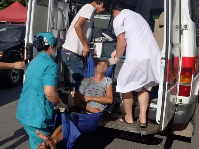 烂醉如泥的男子,被抬走都毫无知觉.