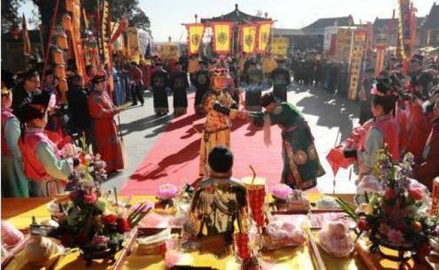 康熙祭拜孔子,死活不肯下跪,大臣遮住一字后,立马扑通