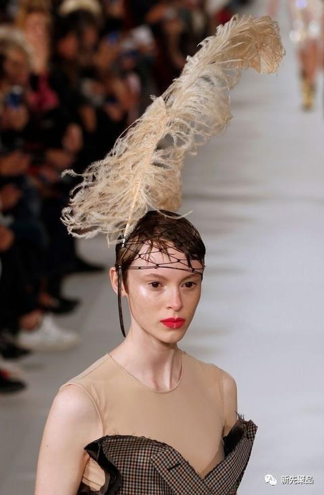 2018春夏时装周配饰大盘点:你看起来有趣还时