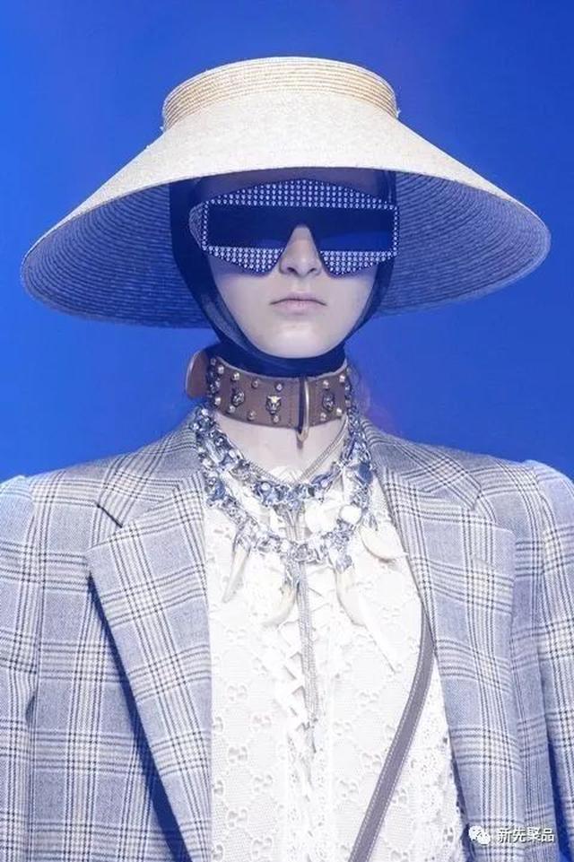 2018春夏时装周配饰大盘点:你看起来有趣还时