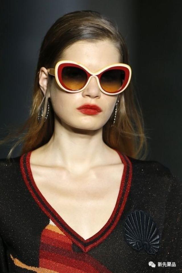 2018春夏时装周配饰大盘点:你看起来有趣还时
