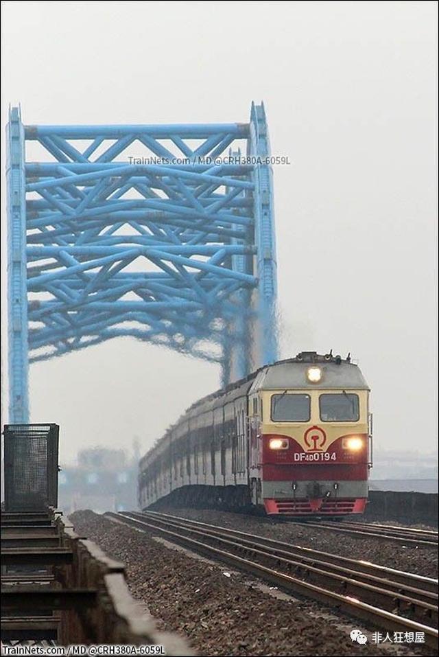 k8381次(合肥-黄山)列车驶过宁芜线青弋江大桥.