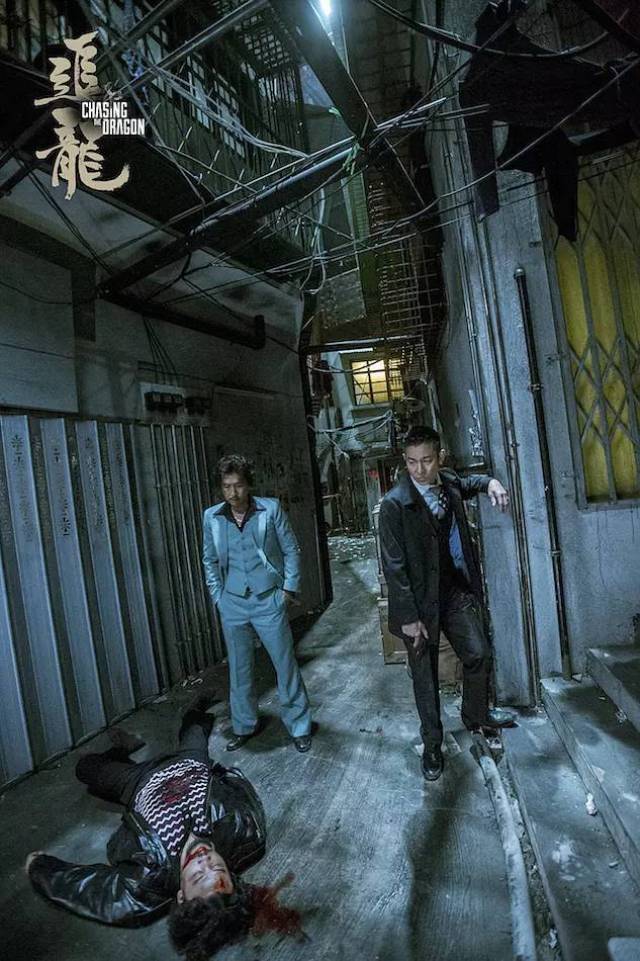 片中有着双重身份的善良小花和冷艳玫瑰的扮演者徐冬冬, 她曾是《余罪