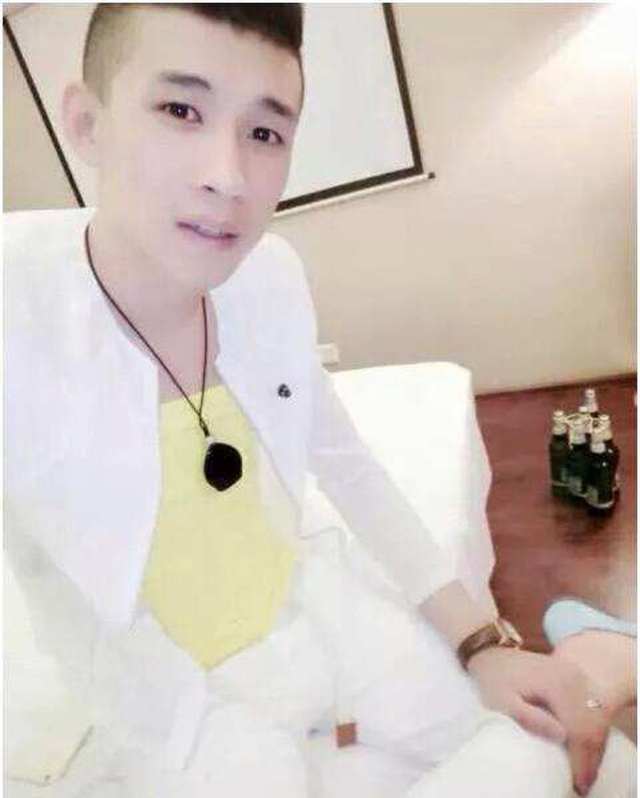 李天佑在演唱歌曲《你没那么爱我》时,以他擅长的说唱方式将歌曲演绎