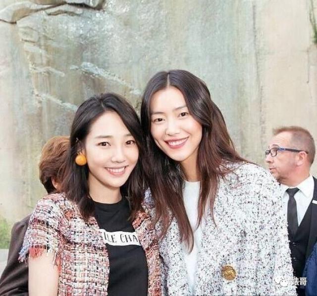 白百合走出婚变风波,和刘雯巴黎时装周合影,网友却直呼大表姐更美