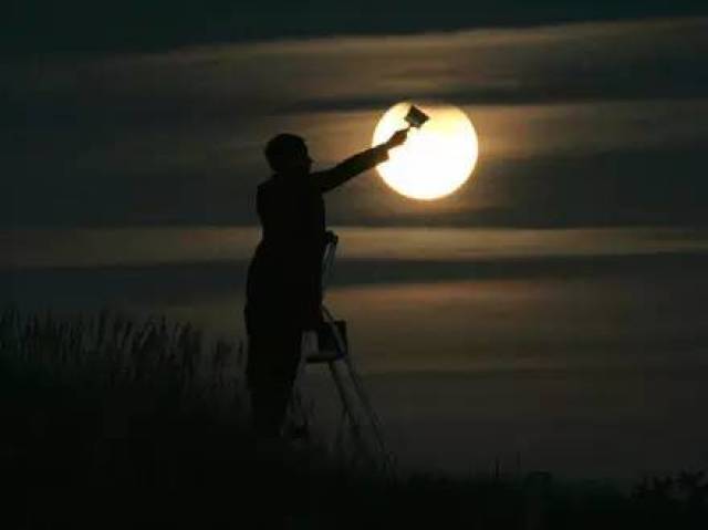 届时大家可以尝试一些 与月亮合影的有趣方式 ↓↓↓ 不过,中秋赏月