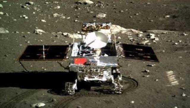 嫦娥三号着陆器在月面工作的照片,由玉兔号月球车拍摄