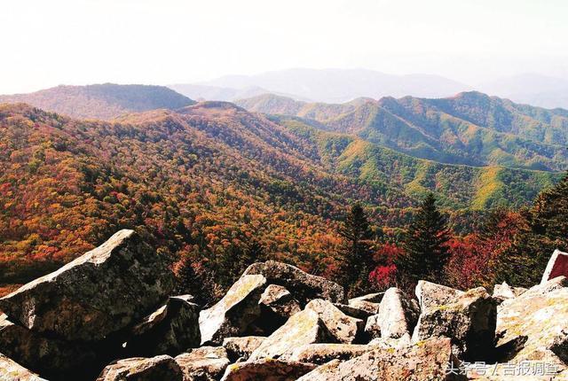 通化白鸡峰公园:红枫石瀑自然奇景 白鸡峰览众山 位于通化市东南部