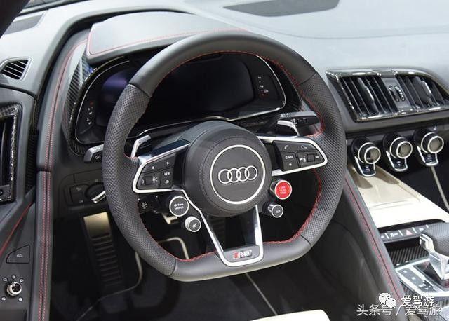 内饰方面:奥迪r8 audi sport仪表盘部分使用碳纤维材料进行装饰,看