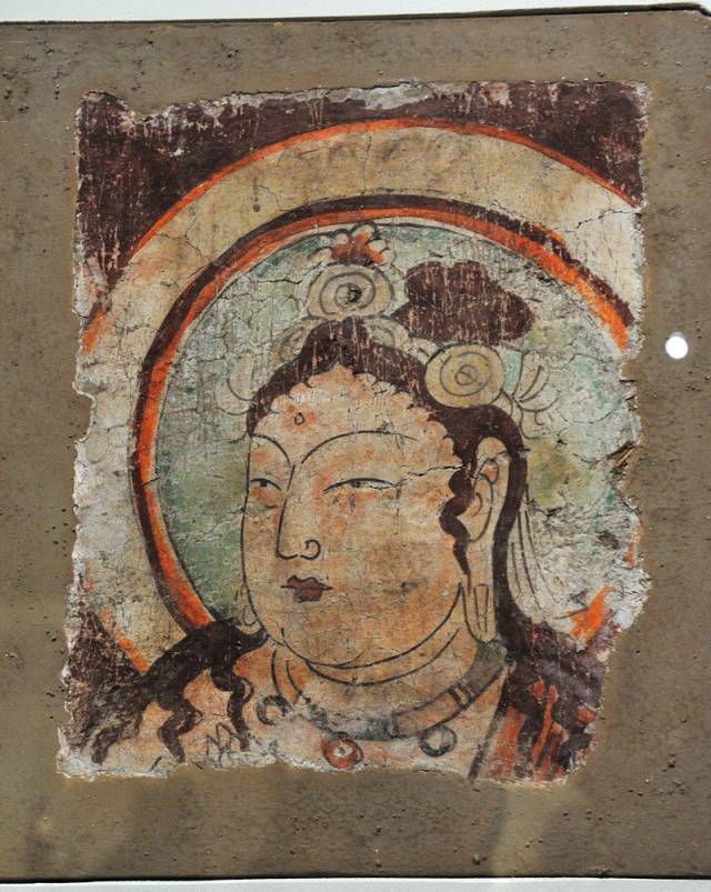 彩绘菩萨像壁画 新疆 公元9-10世纪 36.8 x    cm