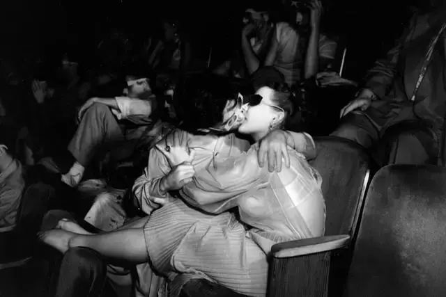 有些情侣会借着黑色的掩映亲吻.