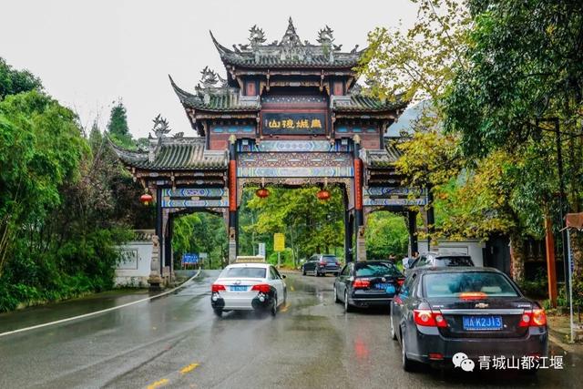 汽车前往:在都江堰市客运中心下车,在站旁乘公交102,到大观镇下车,乘