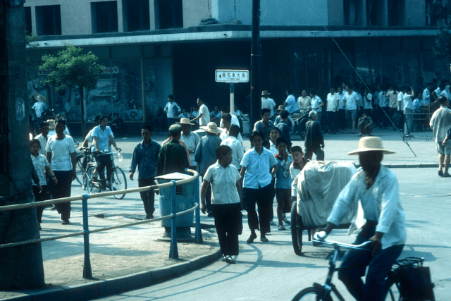 1977年北京罕见街景老照片:没想到40年前的北京街头是