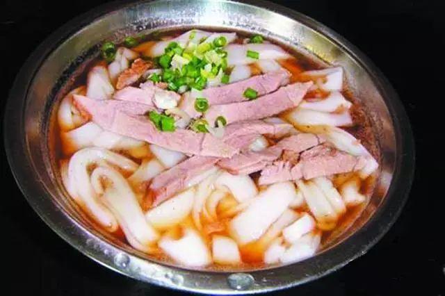 用豆豉水熬制的猪肉,豆豉香渗入肉里,猪肉的鲜味又溶入汁里,这碗粉
