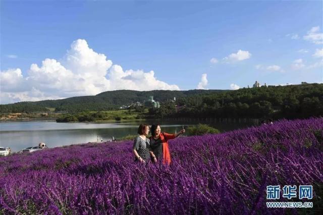 10月4日,游人在寻甸龙凤湾风景区留影.